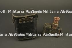 Lunette ZF12 pour mitrailleuse MG08 dans son étui. ZF12 scope for MG08 machine gun with its case. — photo 2