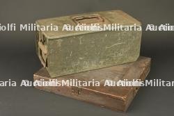 Caisse pour bandes de MG08 et boîte à chiffons de nettoyage. MG08 ammunition belt box and cleaning rag tin.