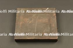 Caisse pour bandes de MG08 et boîte à chiffons de nettoyage. MG08 ammunition belt box and cleaning rag tin. — photo 5