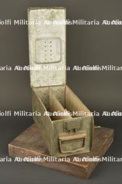 Caisse pour bandes de MG08 et boîte à chiffons de nettoyage. MG08 ammunition belt box and cleaning rag tin. — photo 6