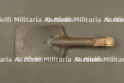 Pelle d'un mitrailleur allemand du JR173 de Saint Avold - Metz. Shovel of a German machine gunner from JR173 of Saint-Avold – Metz