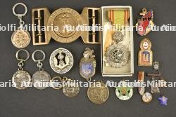 Lot d'insignes et divers — photo 1