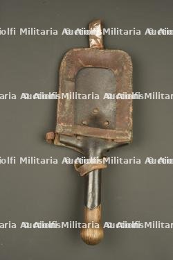 Pelle de mitrailleur allemand avec porte pelle cuir. German machine gunner’s shovel with leather carrier