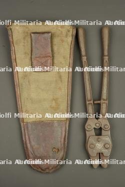 Pince coupante allemande dans son étui en toile. German wire cutters with canvas carrier — miniature 3