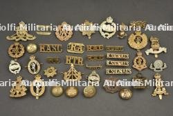 Ensemble de 37 insignes et boutons d'armes et de corps britanniques