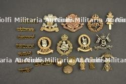 Ensemble de 22 insignes et boutons de cavalerie britanniques
