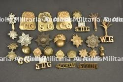 Ensemble de 26 insignes et boutons de régiments de la Garde britanniques