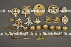 Ensemble de 28 insignes et boutons de régiments d'infanterie anglais
