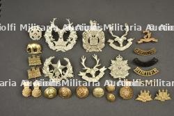 Ensemble de 26 insignes et boutons de régiments écossais et frontières