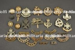 Ensemble de 29 insignes et boutons de régiments d'infanterie anglais