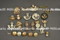 Ensemble de 26 insignes et boutons de régiments d'infanterie légère et de Fusiliers anglais