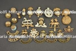 Ensemble de 27 insignes et boutons de régiments d'infanterie anglais