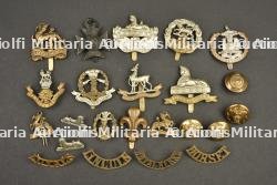 Ensemble de 24 insignes et boutons de régiments d'infanterie anglais — photo 1