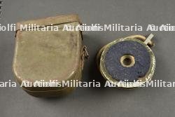Ecouteur téléphonique allemand dans son étui ersatz en fer. German telephone receiver in its ersatz metal case — photo 1