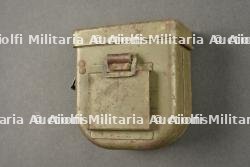Ecouteur téléphonique allemand dans son étui ersatz en fer. German telephone receiver in its ersatz metal case — miniature 2