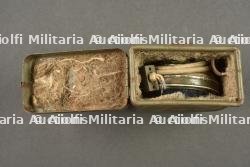 Ecouteur téléphonique allemand dans son étui ersatz en fer. German telephone receiver in its ersatz metal case — photo 4