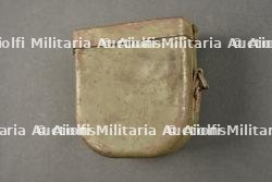 Ecouteur téléphonique allemand dans son étui ersatz en fer. German telephone receiver in its ersatz metal case — miniature 7