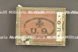 Boite de cigares à l'effigie de Otto Weddigen et du sous marin U9. Cigar box bearing the image of Otto Weddigen and submarine U9