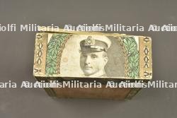 Boite de cigares à l'effigie de Otto Weddigen et du sous marin U9. Cigar box bearing the image of Otto Weddigen and submarine U9 — miniature 6