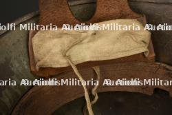 Stahlhelm camouflé capturé par un canadien avec noms de batailles. Camouflaged Stahlhelm captured by a Canadian soldier with battle names — miniature 3