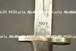 Baïonnette anglaise 1907 avec fourreau à impact et porte fourreau cuir. British Pattern 1907 bayonet with damaged scabbard and leather frog — miniature 3