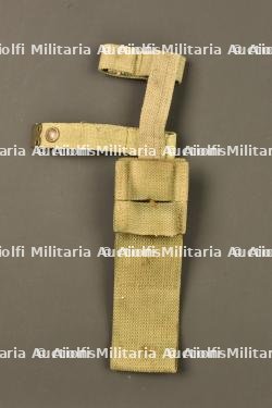 Porte baïonnette anglais en web avec reproduction de porte manche. British webbing bayonet frog with reproduction helve carrier