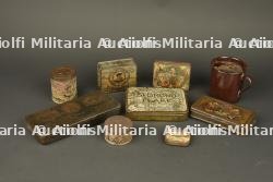 Lot de 8 boîtes anglaises et un quart. Lot of 8 British tins and one mug
