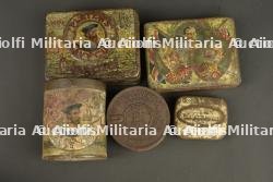 Lot de 8 boîtes anglaises et un quart. Lot of 8 British tins and one mug — miniature 3