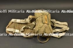 Harnais de parachute A-3 avec housse de parachute ventral.
