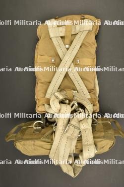 Harnais de parachute A-3 avec housse de parachute ventral. — miniature 2