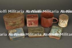 Lot de 6 boîtes anglaises et un quart. Lot of 6 British tins and one mug