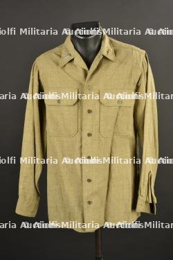 Chemise moutarde.