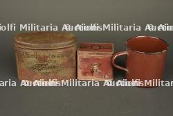 Lot de 6 boîtes anglaises et un quart. Lot of 6 British tins and one mug — miniature 2