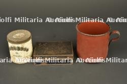 Lot de 6 boîtes anglaises et un quart. Lot of 6 British tins and one mug — miniature 2