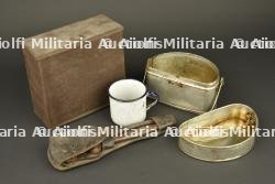 Lot d'équipement anglais gamelle, quart, pince et boite à vivres. Lot of British equipment including mess tin, mug, wire cutters and ration tin — photo 1