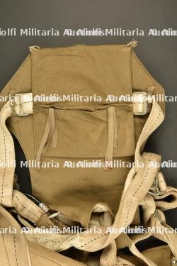 Parachute S1 avec son kit dorsal de survie. — miniature 11