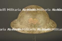 Casque anglais Brodie avec insigne du King's Own Royal Regiment de Lancaster. British Brodie helmet with badge of the King’s Own Royal Regiment of Lancaster — photo 1