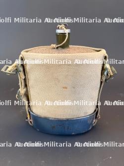 Bidon anglais avec harnais web et quart émaillé. British canteen with web harness and enamel mug