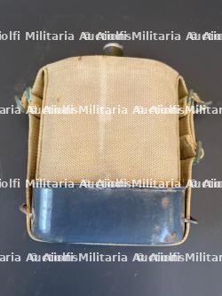 Bidon anglais avec harnais web et quart émaillé. British canteen with web harness and enamel mug — miniature 2