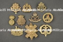 Lot de 10 cap badges anglais d'infanterie modèle economy. Lot of 10 British infantry cap badges, economy pattern — photo 1