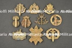 Lot de 10 cap badges anglais d'infanterie modèle economy. Lot of 10 British infantry cap badges, economy pattern — photo 2