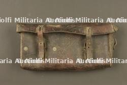 Sacoche cuir pour le trépied de secours de mitrailleuse Vickers. Leather carrying case for the spare tripod of a Vickers machine gun