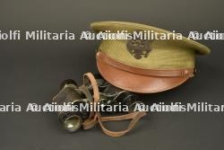 Casquette d'officier américain et paire de jumelles. American officer’s visor cap and pair of binoculars