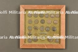 Cadre avec disques de col et insignes américains. Frame with American collar discs and insignia