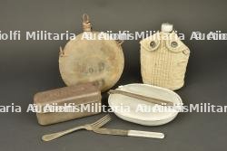Ensemble de bidons et gamelle US. Group of US canteens and mess tin