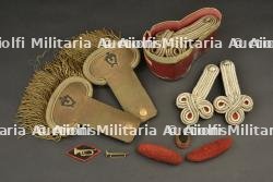 Lot d’epaulettes et d’insignes de la Garde civique. Group of Civic Guard epaulettes and insignia.