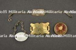 Bracelets d’identite et souvenirs des 2e, 4e et 22e regiments de ligne de Gand et de Bruges. Identity bracelets and memorabilia of the 2nd, 4th and 22nd Line Regiments of Ghent and Bruges.