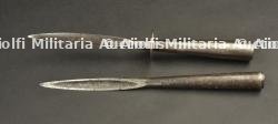 Deux pointes de lance, un fanion et une broche de cavalerie. Two lance heads, a cavalry pennant and a brooch.