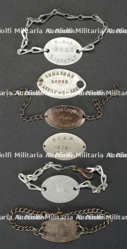 Plaques et bracelets d’identite de soldats belges. Belgian soldiers’ identity tags and bracelets.
