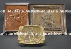 Objets patriotiques au lion belge triomphant. Patriotic objects featuring the triumphant Belgian lion.